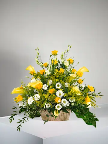 Cesto di calle e rose gialle e lisianthus bianchi